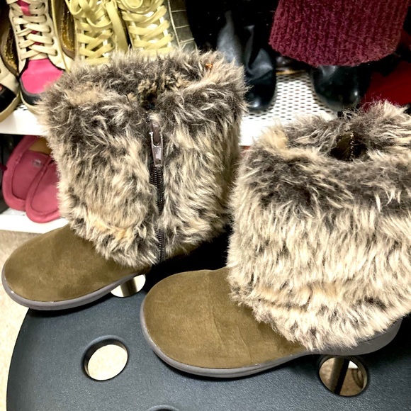 Carter’s toddler size 9 fur boots - Picture 2 of 5